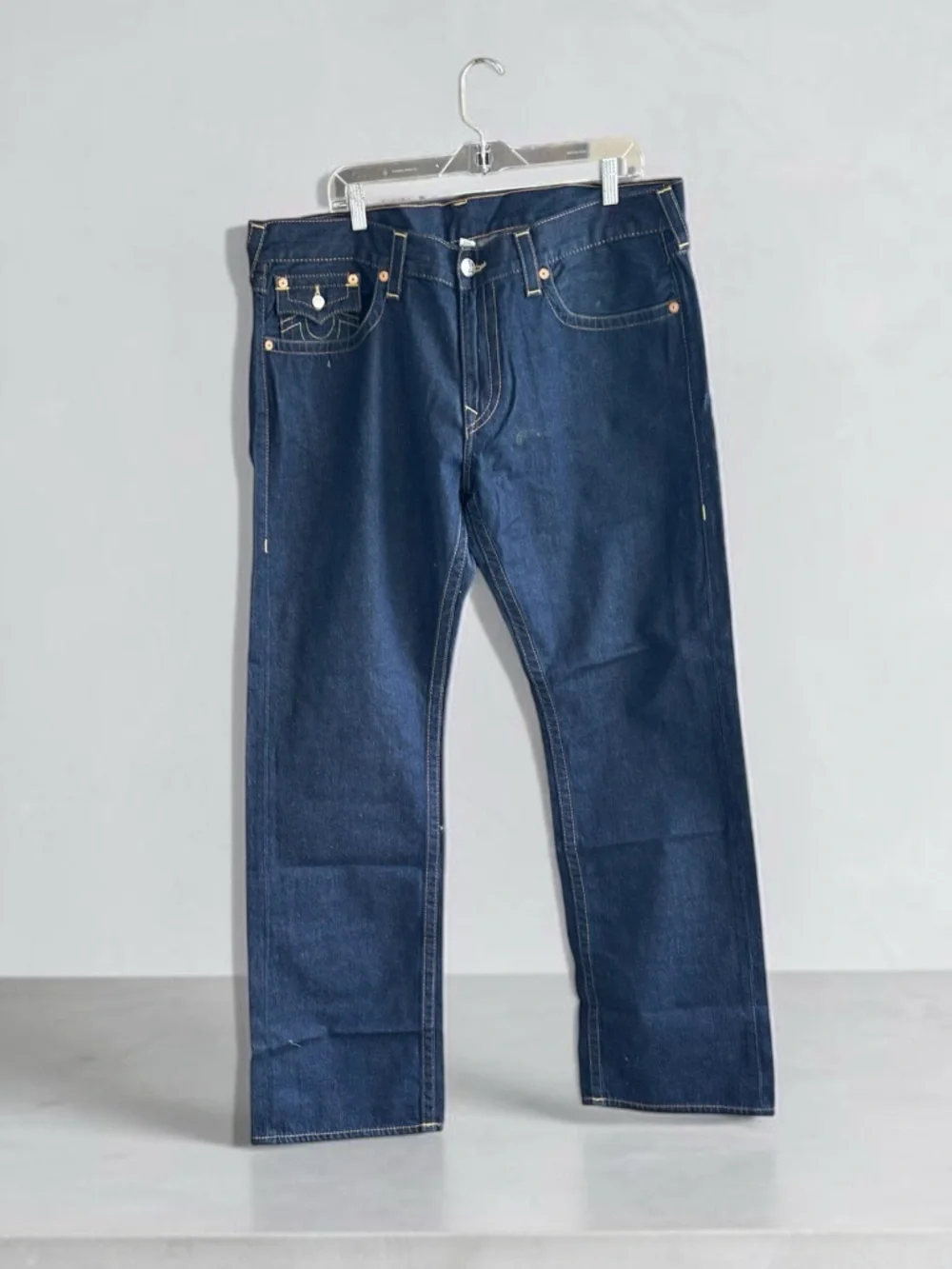 Men ‘s True Religion Dark Wash Denim Jeans Straight with Contrast Stitching